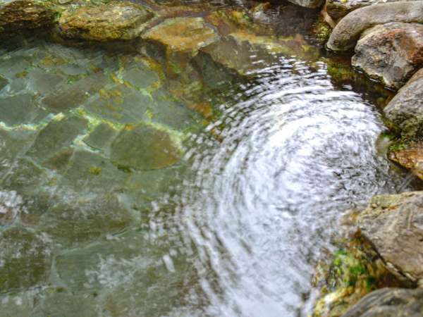 【温泉】無色透明のお湯は単純硫黄泉の源泉かけ流しです。