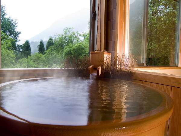 【開放式内風呂】湯舟近くの窓を開放すると、露天風呂感覚でご入浴をお愉しみいただけます。（夏イメージ）
