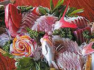 伊豆沖で釣り上げた天然地魚の舟盛。四季折々の旬の味覚をご提供いたします。