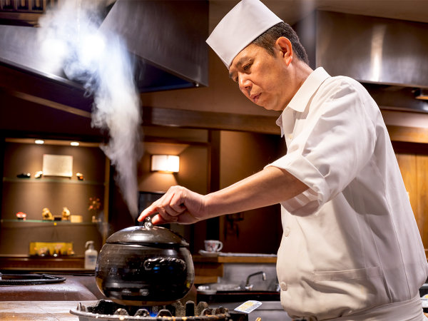 料理の鉄人で白星を挙げた総料理長。また食べたくなる料理の数々。お客様のおいしいの為に腕を振るいます