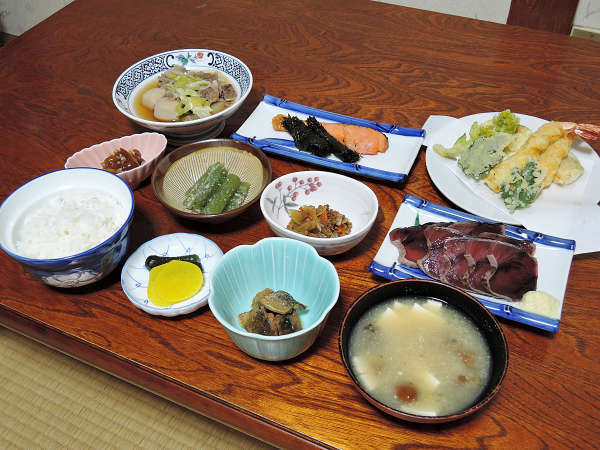 *【夕食（一例）】旬な食材を使用した郷土料理をご用意いたします。