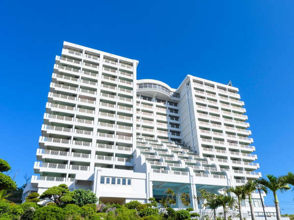 高台に建つ当ホテルからの眺望は最高です♪那覇空港より沖縄自動車道約５０分石川ＩＣ下車約１０分