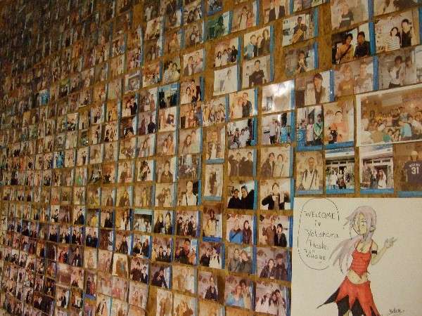 フロントの壁にはこれまでお泊り頂いた方達のお写真がずらりと並びます。