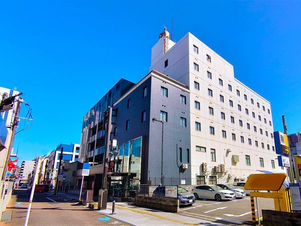 中央通りから大分銀行本店と伊予銀行の間を左折し、一方通行を直進すると、右手側に当ホテル正面玄関。
