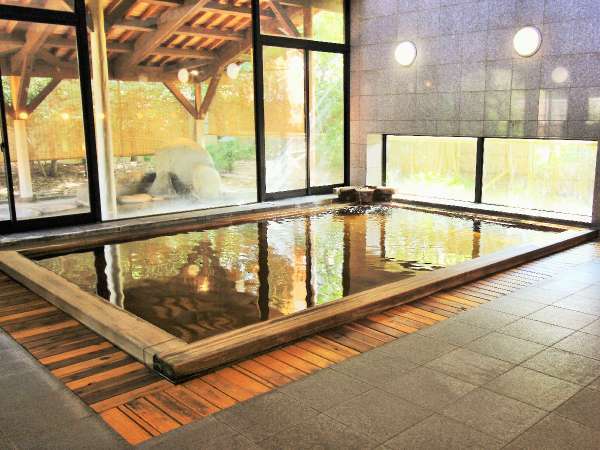 樹齢二千年の古代檜を使った大浴場