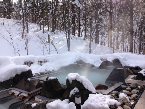 しっとりと雪見風呂を楽しむ、冬ならではの癒しのひととき。