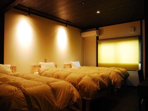 洋室はひのきベッドでふかふかの羽毛布団でゆっくりお休みください。