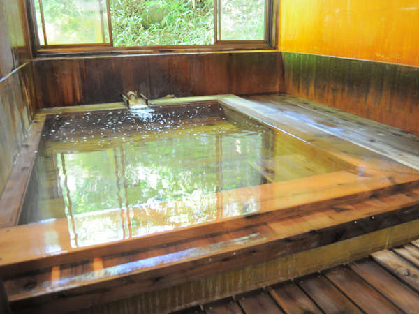【源泉かけ流し温泉】北海道内でも稀有で高い殺菌作用のある「酸性明ばん・緑ばん泉」です