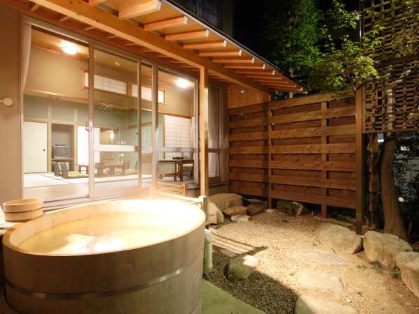 芙蓉山荘露天風呂付特別室は小庭に露天付き。