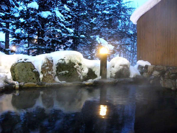 *露天風呂／冬は雪見露天をお楽しみください。温泉で体の芯からぽかぽかに♪
