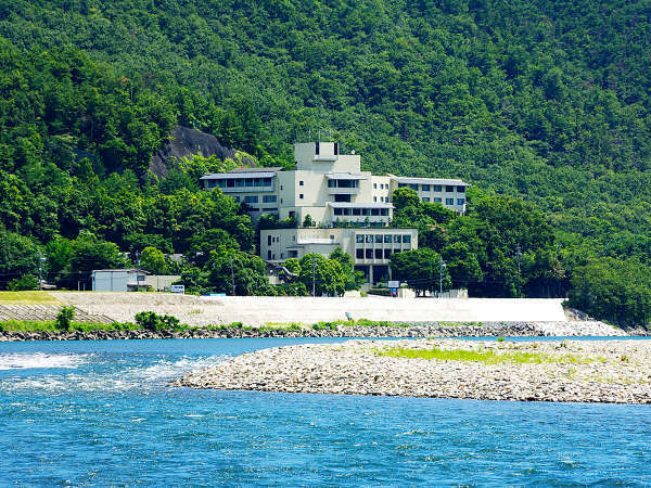 長良川地域のロケーションを満喫できるプライベート感溢れるホテル