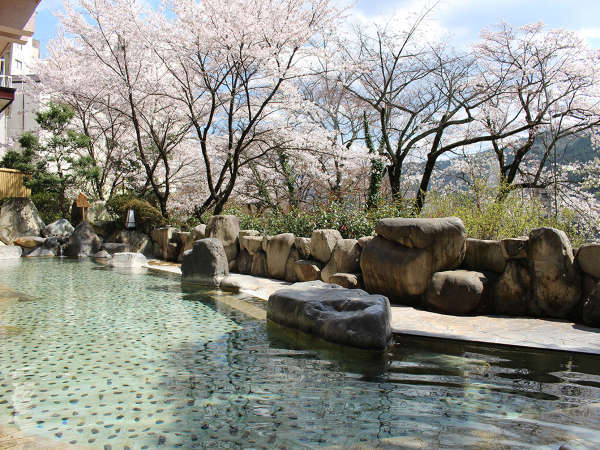 ◆お花見露天風呂◆四季の中で一番人気の日本らしいお風呂の景色になります。