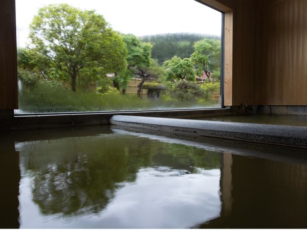男女別にある大浴場。大きな窓からは日本庭園をご覧いただけます。