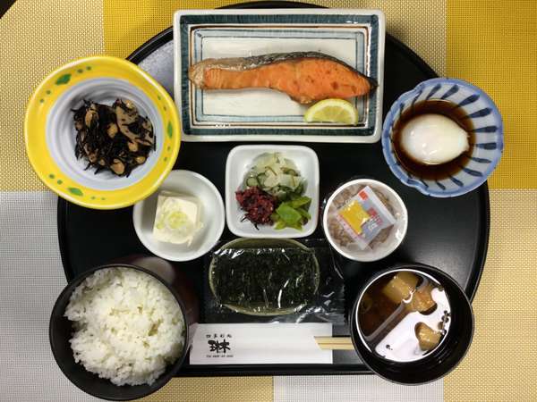 朝食の一例（和食・鮭）