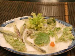 採れたての山菜の天ぷら(一例・グリーンシーズンのみ)