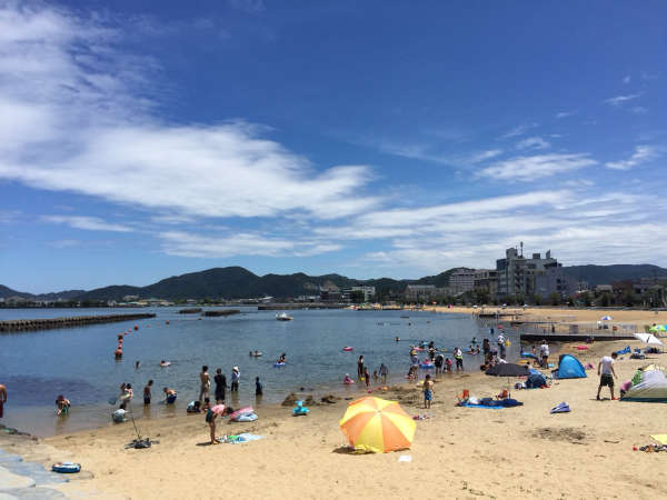 人魚浜海水浴場※海岸通中心の“人魚像”～小浜ロッジ（国民宿舎）迄の白砂海岸、身近な海水浴場として人気