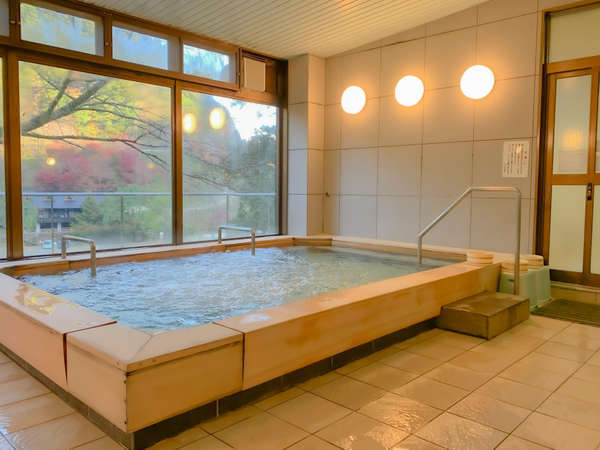  *大浴場1F。お風呂の大きな窓からは勝浦川と緑を眺められます。