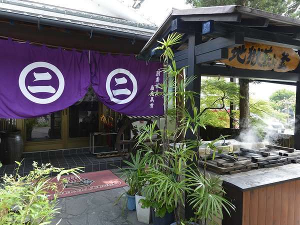 地獄蒸しから立ち上る湯けむりに包まれる玄関