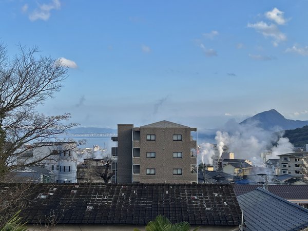 和洋室からの眺望／立ちのぼる湯けむりの向こうに別府湾を望めます