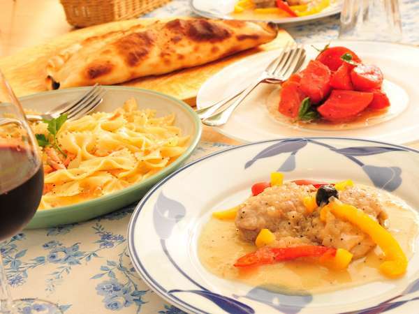 夕食は地元の素材を使ったイタリア風家庭料理
