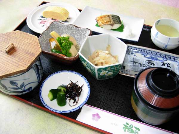 明治天皇献上山田米や地元の素材を中心に、全て手作りの和朝食。定食形式で。