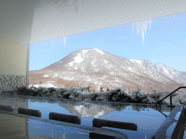 【大露天風呂　～冬～】大露天風呂からは豊かな自然が広がりパノラマな絶景がお楽しみいただけます。