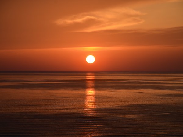 日本海に沈む夕日とサンセットロード