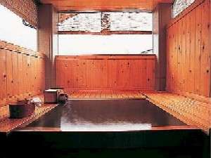 広々としたお部屋の檜風呂。好きな時に好きなだけゆったりつかってください。（浴室一例）