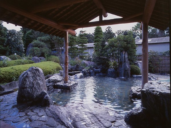 市内随一の広さを誇る『露天風呂』（100％天然温泉･源泉かけ流し）