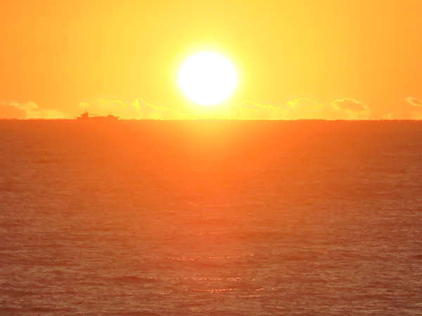 水平線から立ち昇る雄大な日の出！海辺の朝は比類なき感動から始まります。水戸黄門が「日立」の名付け親。