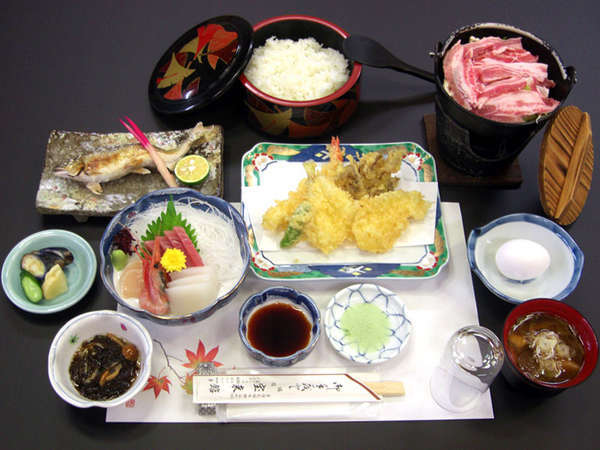 *【夕食一例】山里の恵みをふんだんに使用した、山菜・川魚料理をご用意いたします。