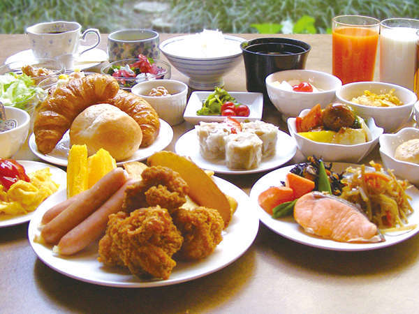 「地元食材」「地元メニュー」にこだわった和洋30種朝食バイキングが大好評♪