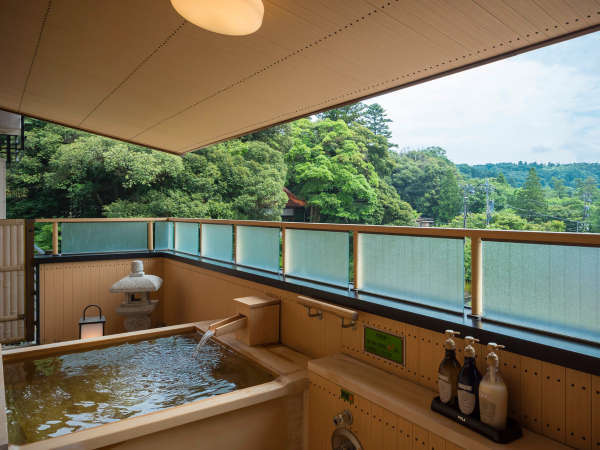 露天風呂付客室のお風呂も、大浴場と同じ温泉が引かれております。