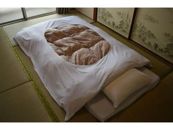 【寝具】羽毛布団、マットレス、枕セルフで敷いて頂きます。