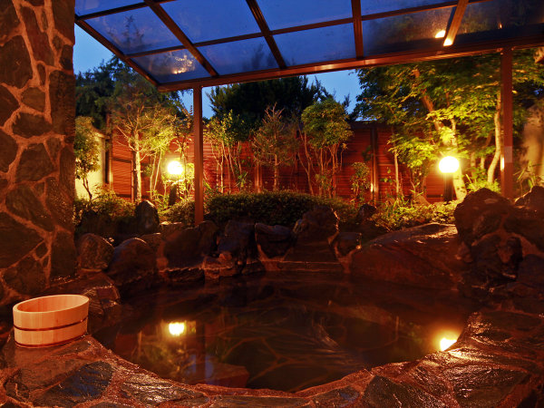 【#6種の天然温泉】夜には庭園灯が幻想的に輝き、星空を一望できる開放的な露天風呂★