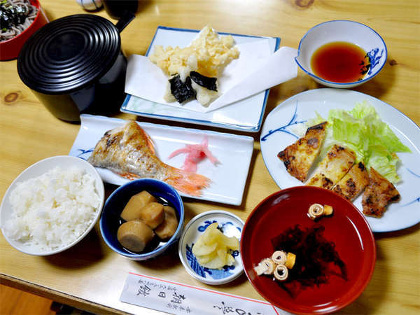 ■夕食一例■地元食材や手作りのお米を使ったお料理。ホッと心和む家庭の味です。