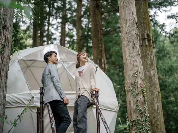 KAZENOKUNI　IWAMI　RESORT&STAYS　球体テントから青々とした自然を眺める
