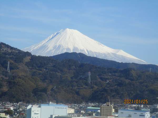 客室から富士山をご覧いただくことができます（階数・位置によりご覧いただけないお部屋がございます）