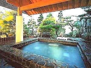 天然温泉「榊原の湯」を汲み入れた庭園露天風呂は男女入替制