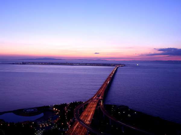 エアポートコーナールームからの眺望。夕陽に佇む関西空港を一望頂けます。