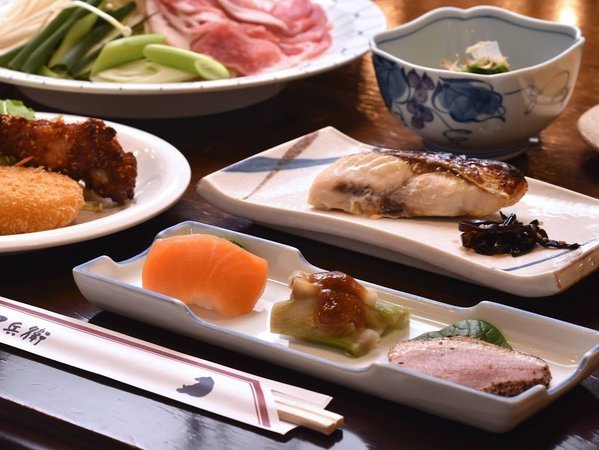 【夕食一例】地産地消の食材を、真心こめてお作りします。