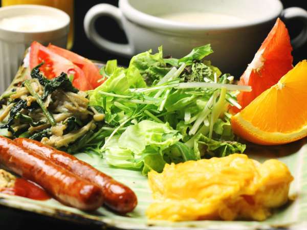 【朝食】自家製野菜や自家製味噌を使った、洋食をご用意します。_プレート