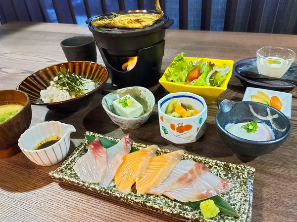 【朝食】松浦産のアジの開きや長崎近海の新鮮な海の幸を使用した海鮮丼をはじめとする和朝食