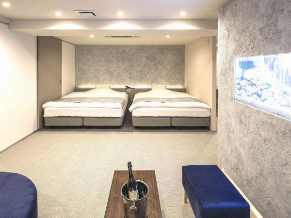 713号室『海』／水槽とサンゴ調の壁面で「海中」気分に。182cm幅ベッドを2台設置。女子旅にもおすすめ。