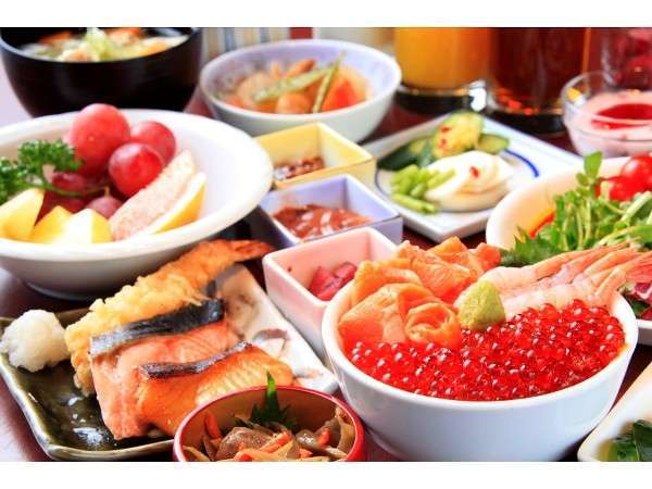和洋30種類の朝食バイキング。いくら・甘海老・サーモン等の海の幸が盛り放題の海鮮丼が一番人気です。