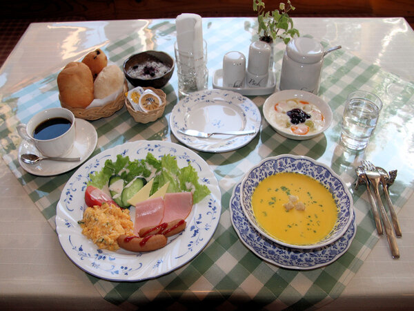 朝食の例。手作りパンと地元の大山ハムや大山乳業製ヨーグルトを使用。春～秋はスープがジュースに変わる。