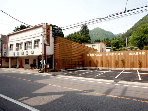 【外観】塩原温泉の温泉街中心に佇む宿。自家源泉の温泉とゆっくり愉しめる食事が自慢♪