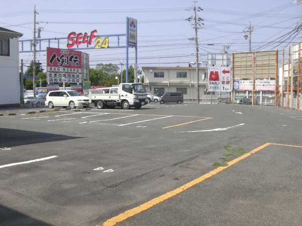 広々とした平面駐車場完備♪