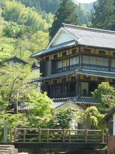 登録文化財に指定されている木造三階建ての本館