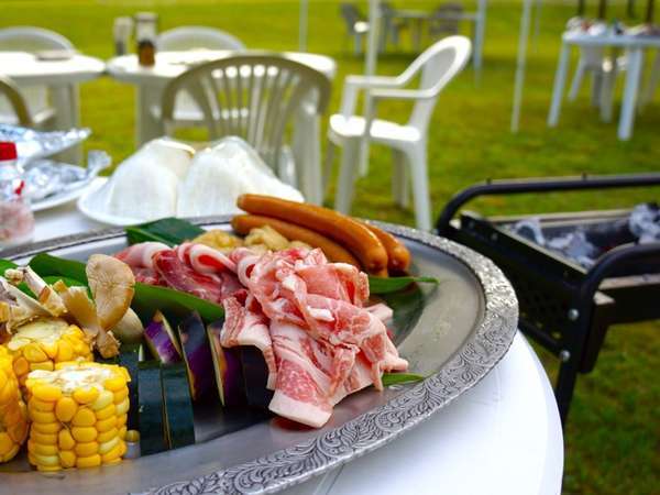 芝生の上のBBQ。